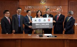 Primary Industries Minister Teresa Kok (centre) receives the mock cheque from Sarawak Oil Palm Group chief executive officer Paul Wong (2nd-left), IOI Corporation Group chief executive officer Datuk Lee Yeow Chor (3rd-left), KLK chief executive officer Tan Sri Lee Oi Hian (3rd-right) and Sime Darby Plantation executive deputy chairman and managing director Tan Sri Mohd Bakke Salleh (2nd-right) during the ceremony in Putrajaya. (Bernama pic)