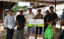 Augustine Marin (third left) hands over the donation to Tuai Rumah Usek Serpong.