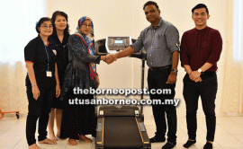 Selvarajah (second right) hands over the treadmill to Hasima witnessed by representatives of SOPB and PDK Miri.