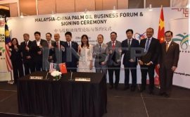 Primary Industries Minister Teresa Kok and China’s ambassador to Malaysia Bai Tian today witnessed the signing of four purchase intent documents for the export of 1.62 million tonnes of palm oil to China worth of US$891 million.