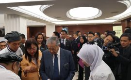 Primary Industries Minister Teresa Kok Suh Sim and Prime Minister Tun Dr Mahathir Mohamad takes a closer look at cooking oils and dessert made with palm shortening at the “Love My Palm Oil” campaign held at the Parliament lobby.