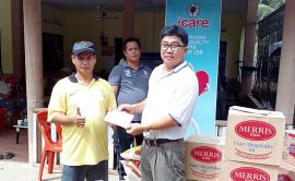 SOP’ s Estate Manager Mr. Lim Hung Hui hands over donation to Rumah Guntong’s representative Tuai Rumah Daniel anak Lawi.