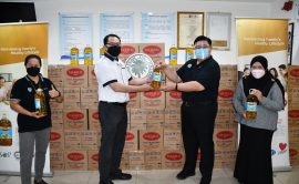 COO Eric Kiu (second left) symbolically hands the donation of cooking oil to Miri Hospital deputy director I (medical) Dr Francis Heng, as others look on.