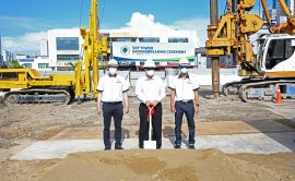 Tan Sri Datuk Ling Chiong Ho (centre) GCEO Paul Wong (right) and COO Eric Kiu pose for a photo call after the ground breaking ceremony.