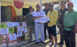 EM Tedong (second left) hands over the donations to the chieftain of Uma Sambop longhouse, Matu Lian.