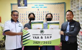 Estate Manager, Mr. Benedict Baja represented SOP to hand over the YAA awards to recipients of SMK Marudi, Marudi and witnessed by Principal, Mr. Mohd Effendi.