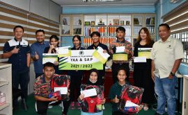 Estate Manager, Mr. Sanlu Gani (right) represented SOP to hand over the SAP incentives to recipients of SMK Tatau.