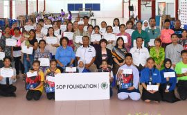 Group Photo with the YAA recipients with Estate Manager of Tinbarap 5, Mr. Jali Milly and Administrator of SOP Foundation, Ms Iris Yong and accompanied by Principal, Teachers and Parents