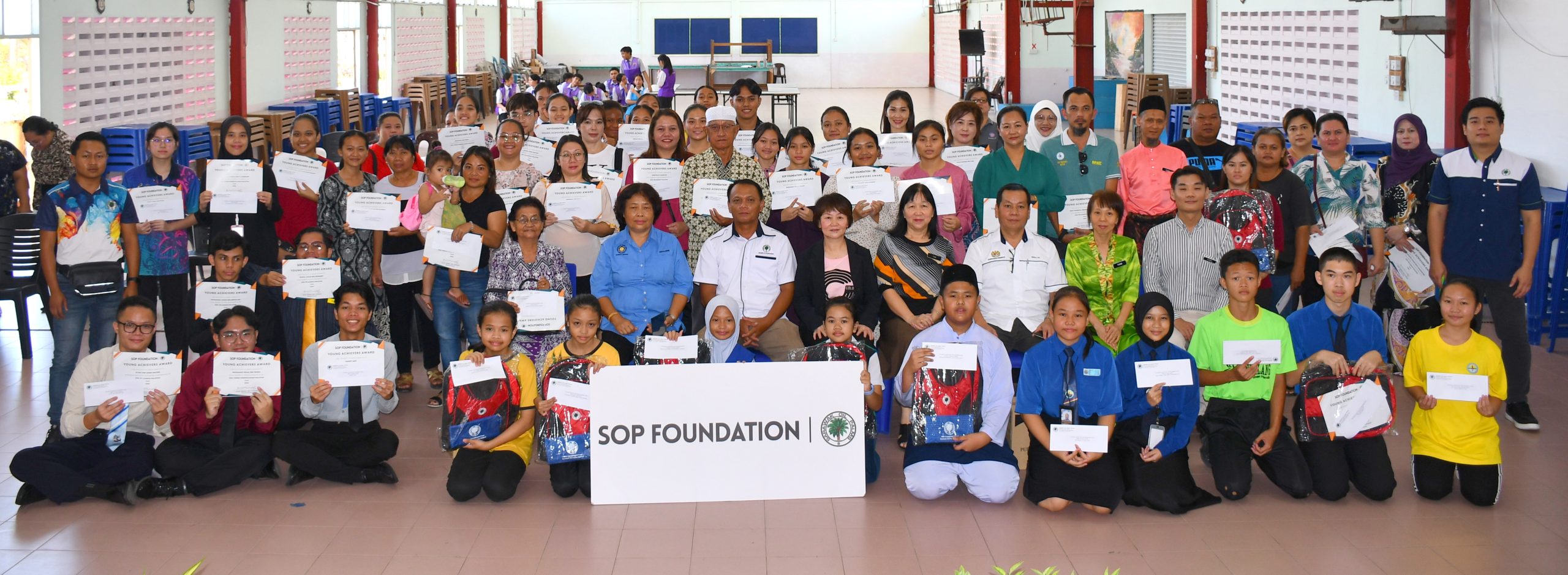 Group Photo with the YAA recipients with Estate Manager of Tinbarap 5, Mr. Jali Milly and Administrator of SOP Foundation, Ms Iris Yong and accompanied by Principal, Teachers and Parents