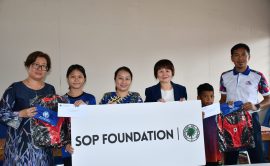 Administrator of SOP Foundation, Ms Iris Yong [3rd Right] hand over the SAP incentive and stationery set to recipients from SK Kita Niah from Lambir region.