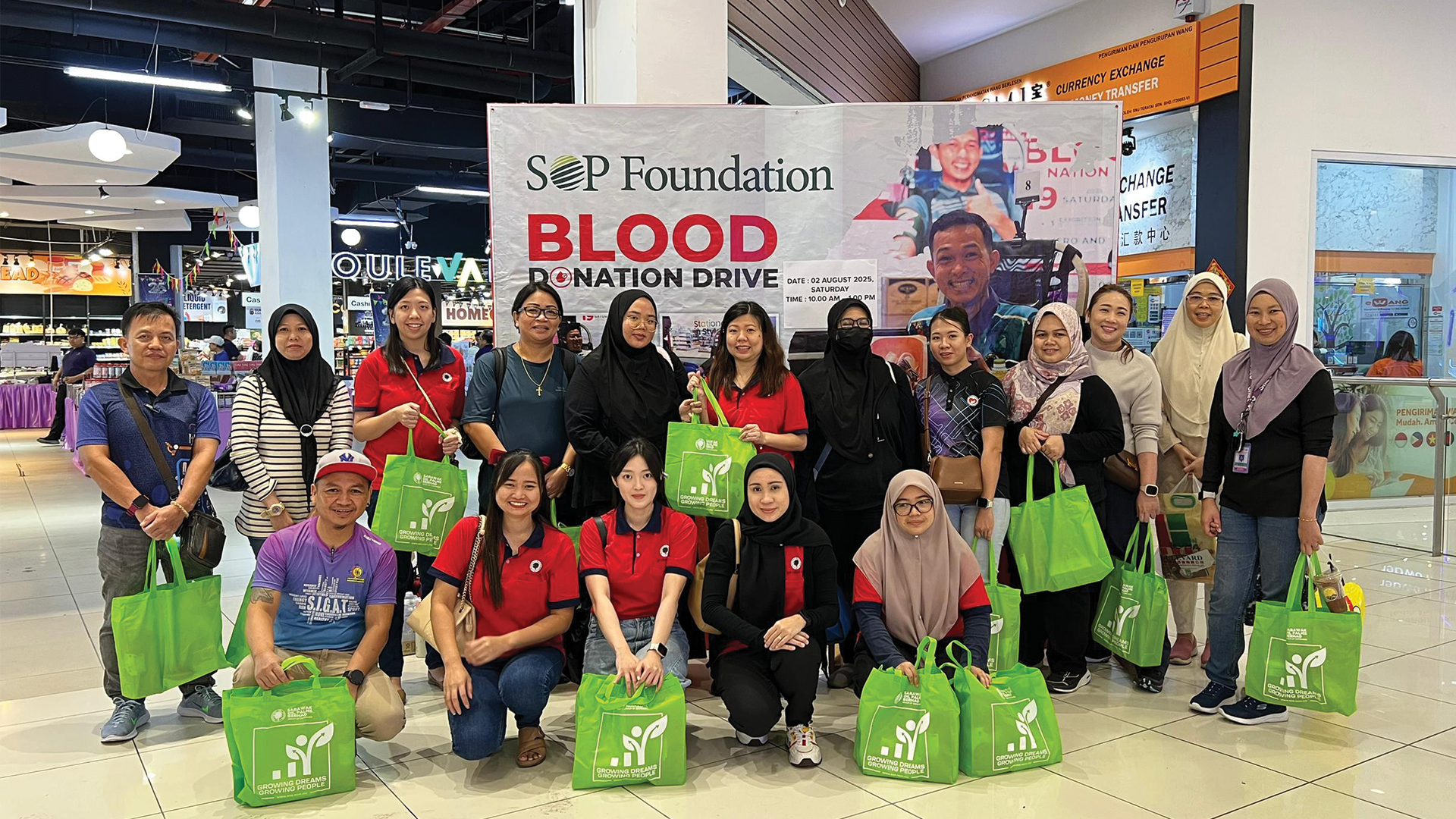 Handover of Token of Appreciation to Officer from Blood Transfusion Unit Bintulu Handover of Token of Appreciation to Officer from Blood Transfusion Unit Bintulu