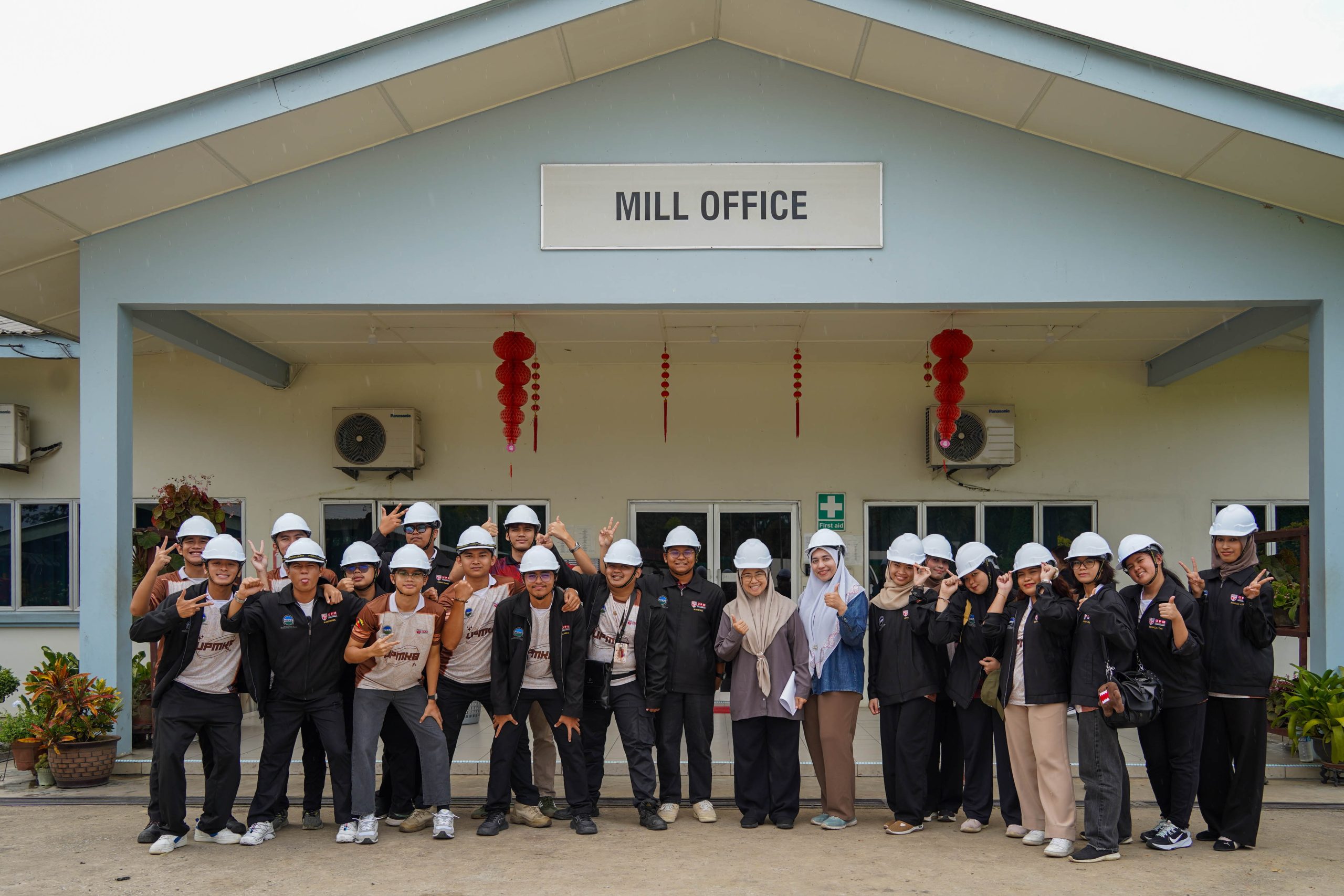 [Group photo of UPMS students along with Ts. Dr. Nozieana]