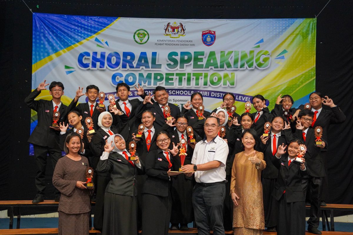 The champion poses for a photo with Mr Joseph Ling and Mdm Law Ik Wong