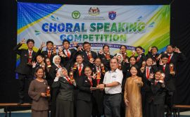 The champion poses for a photo with Mr Joseph Ling and Mdm Law Ik Wong